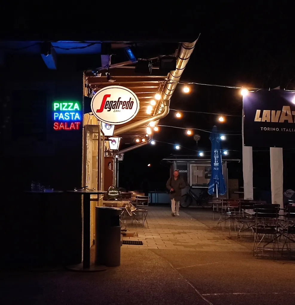 Leuchtschilder am Restaurant in der Nacht