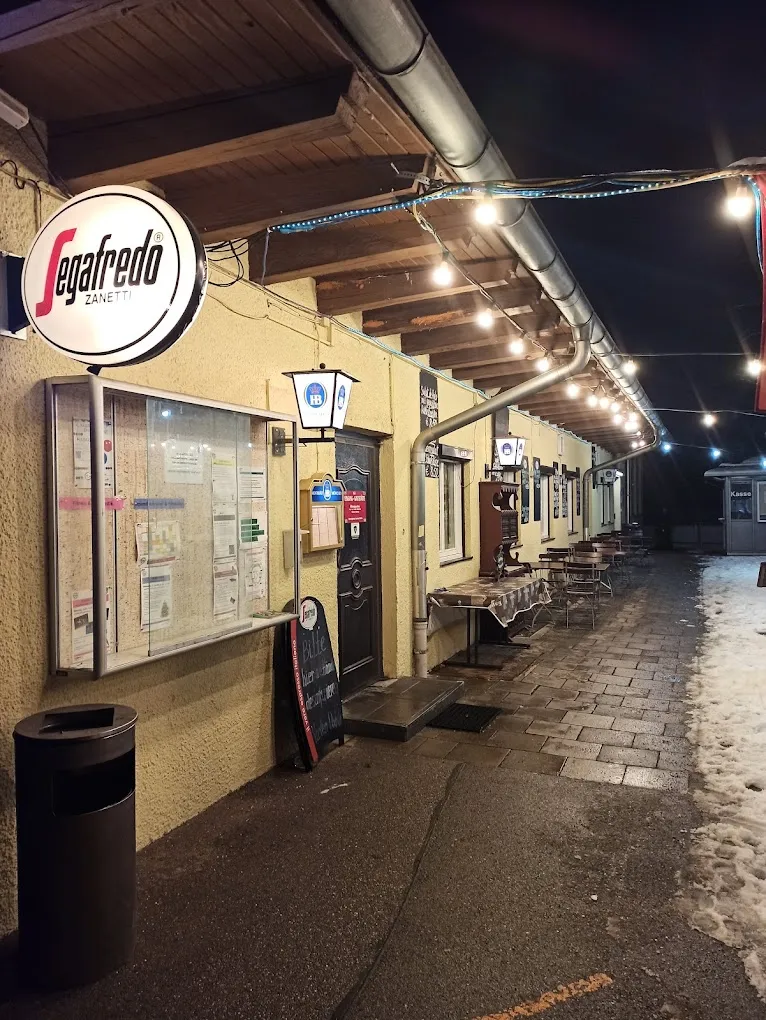 Außenweg am Restaurant am Abend