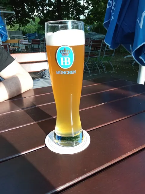 Hofbräu-Weißbier auf einem Holztisch bei Bei Antonio