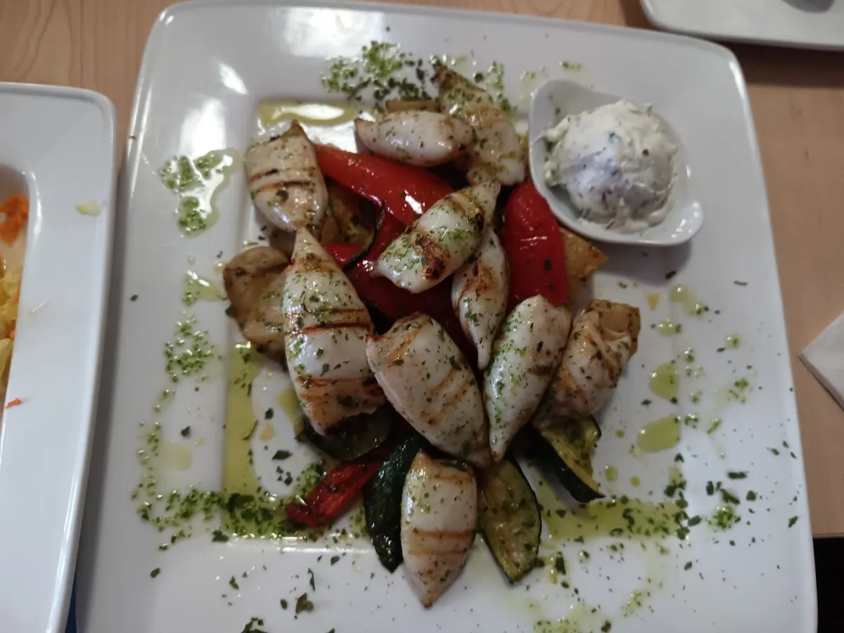 Gegrillte Calamari mit Gemüse und Kräuterbutter