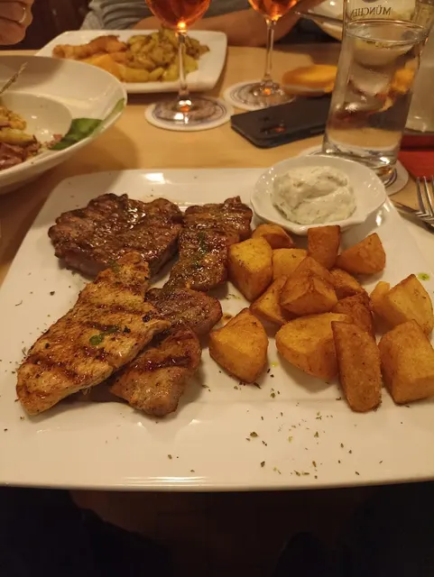 Gegrilltes Fleisch mit Kartoffeln am Abend