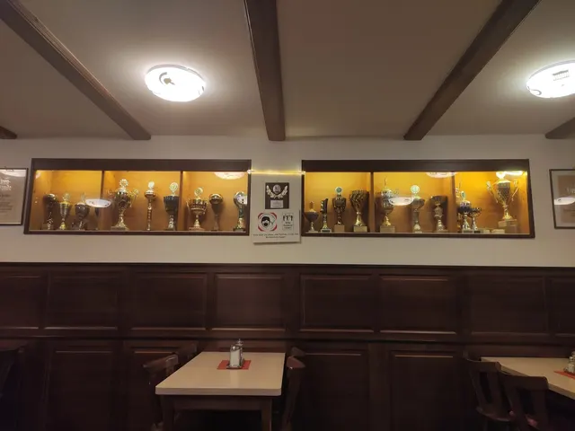 Trophäenvitrine des TSV Großhadern im Restaurant