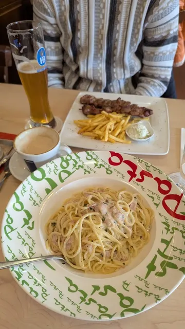 Spaghetti mit Spieß und Hofbräu im Hintergrund