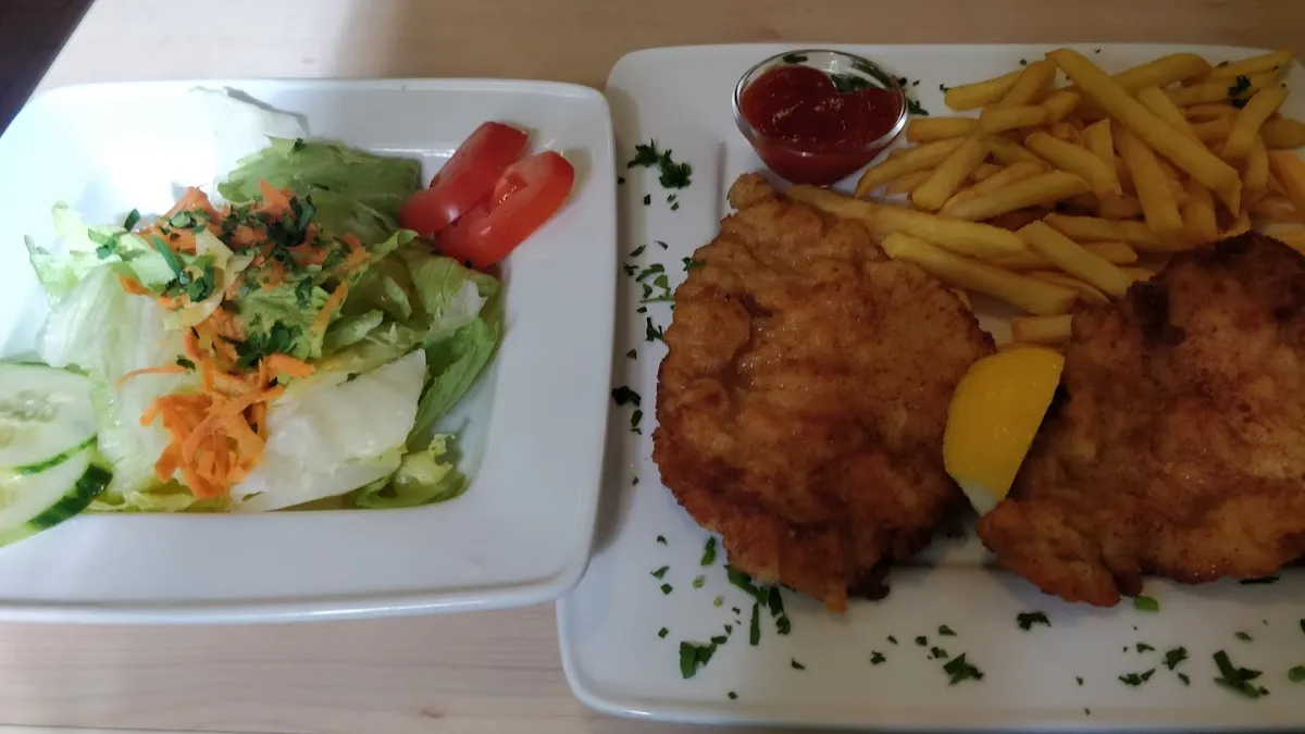 Schnitzel mit Pommes und Beilagensalat
